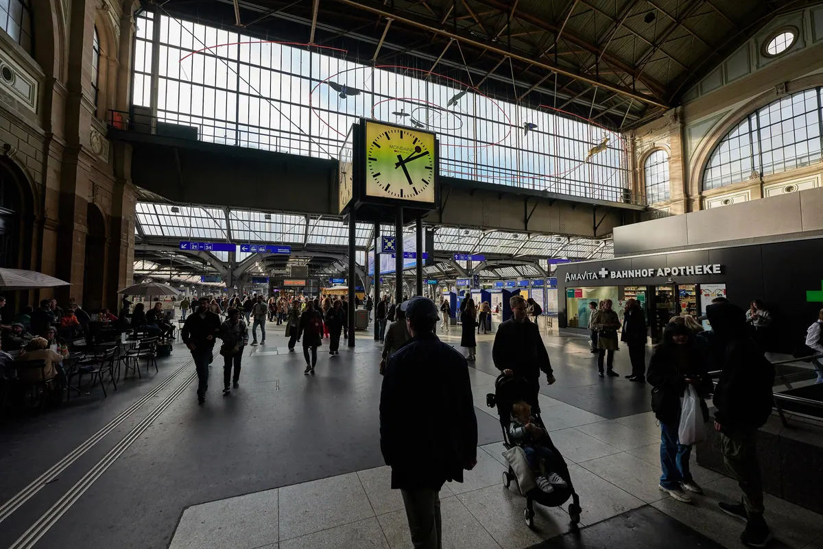 The main hall of Zurich HB station, the concourse that holds Zurich's indoor Christmas market in Advent